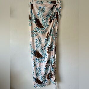 Super cute stretchy tropical maxi skirt with slit! 🌴